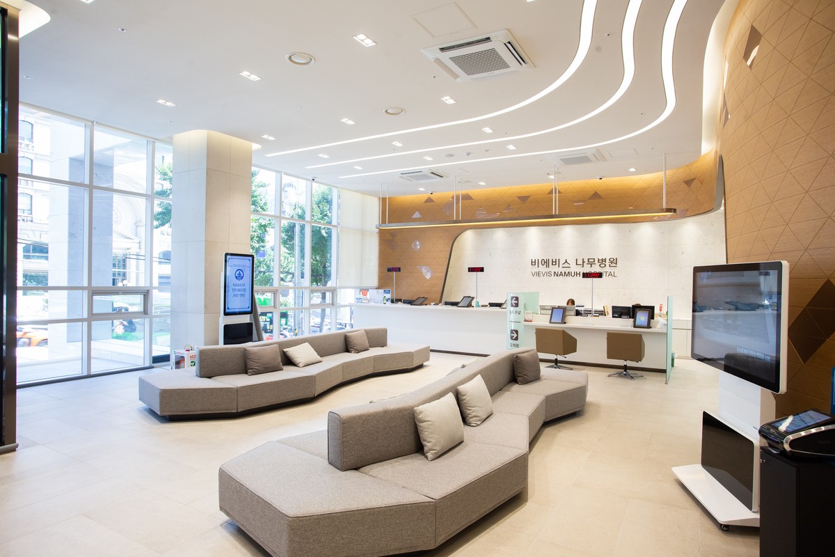 현대적인 병원 인테리어에 경질 비닐 벽지가 최고의 선택인 이유